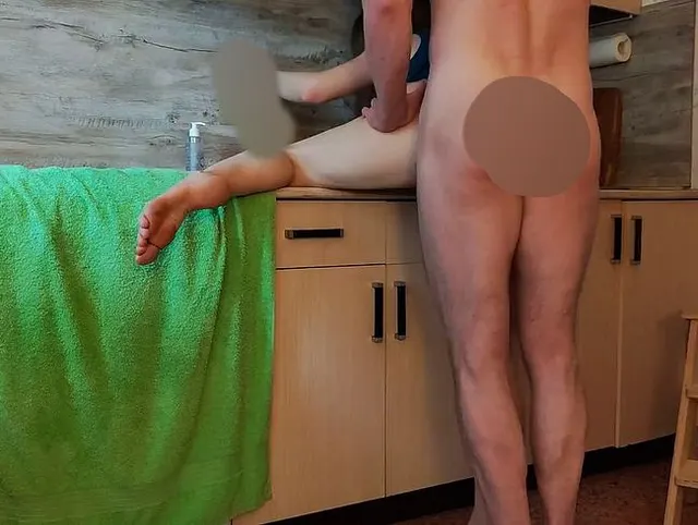 Monsterdildo und Schwanz für untreue Ehefrau