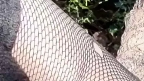GOTHBITCH pumpt M*SE im WALD, kann nicht P*SSEN, muss dringend!! Mit AN*LD*LDO SOLOFINGEN!