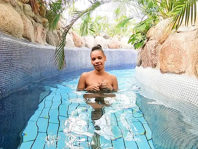 LARA SPÜRT DAS RISIKO – GEHEIMER SCHWIMMBAD-FICK UNTER WASSER