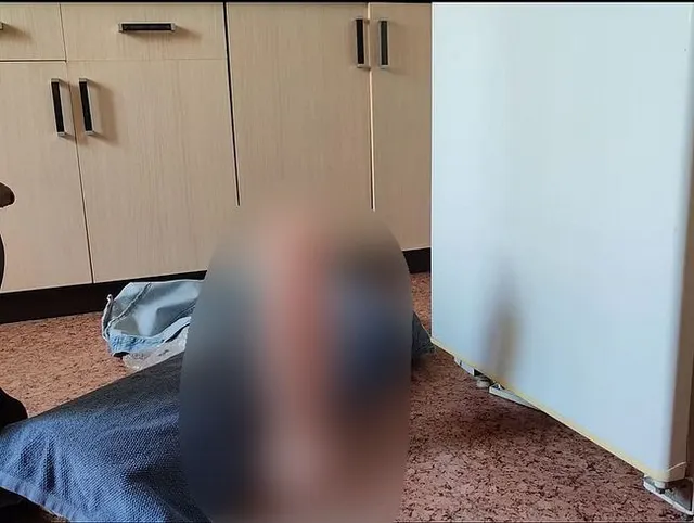 Babe zittert im Orgasmus auf einem riesigen Monster