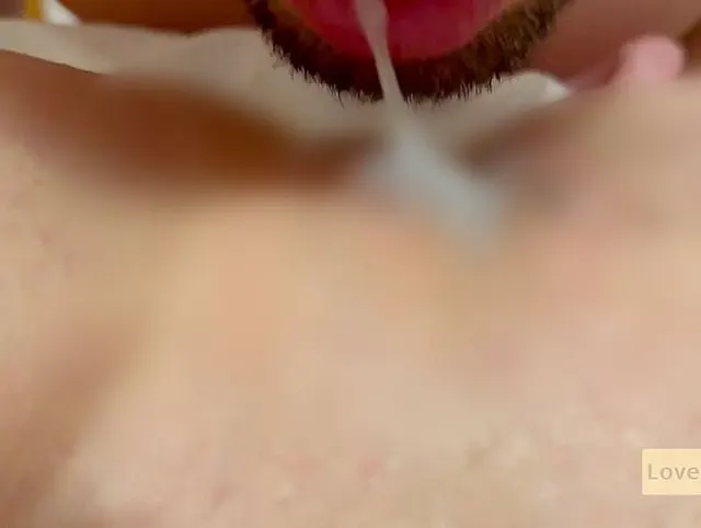 Beny spritzt mir auf die Fotze und macht alles wieder schön sauber