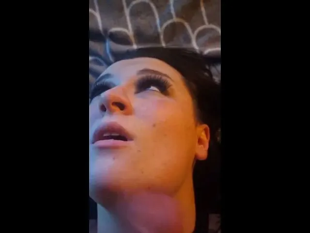 Fette Cumshot-Ladung für das saftgeile Teen– komplett vollgespritzt im Gesicht