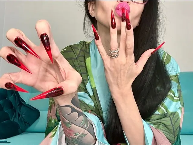 Rote Farbe, lange Nägel, spitze Stilettos, Handflächen, Handverehrung, Dessous und Seidenrobe