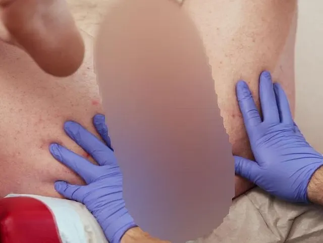 Marcus Pollack fistet ein gieriges Männerloch auf dem Gynstuhl
