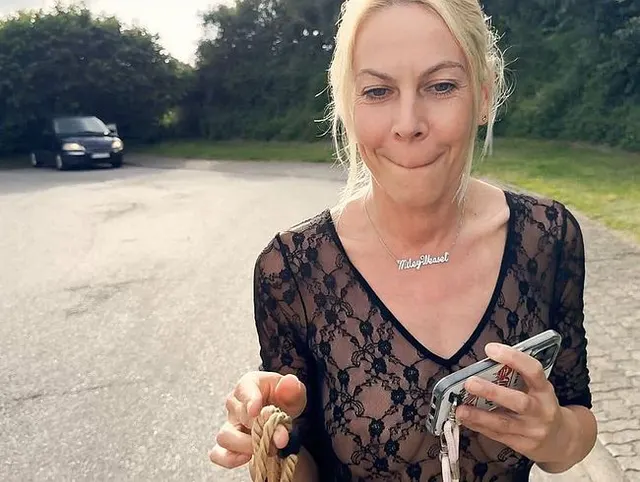Sexgeile NymphoBlondine lässt sich den Arsch vollpumpen!!
