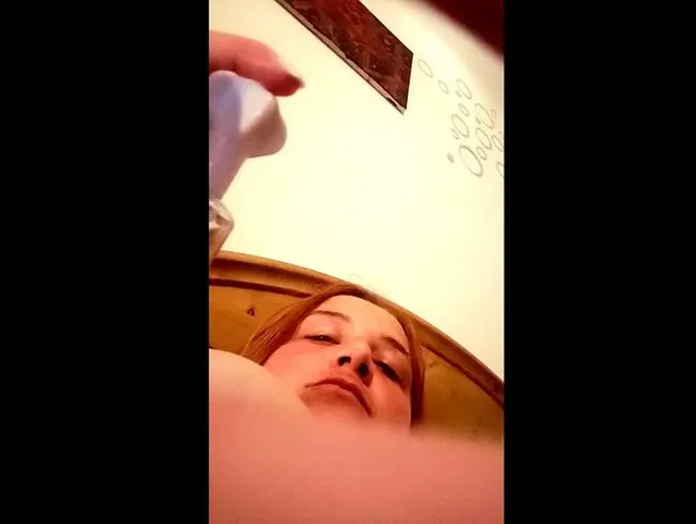 Fickfetzen pumpt  sich ihre Fotze und Nippel auf