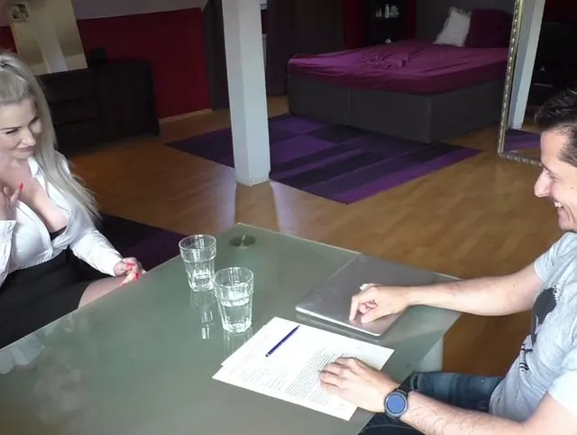 Vorstellungsgespräch mit einem Blowjob. Du hast den Job
