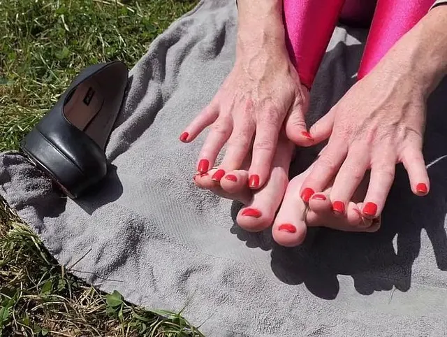 Hände und Fussnägel rot lackiert - reiner Fuss und Handclip - Fussfetisch kommen hier .....