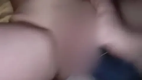nasse Muschi mit Haaren und Vibrator