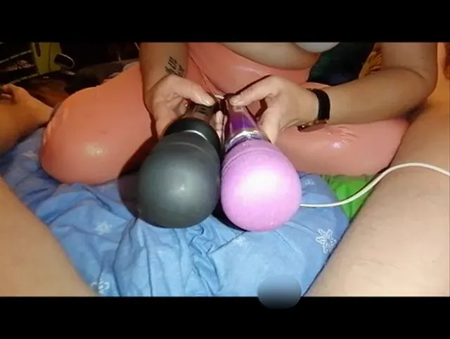 Mit 2 Magic Wand geil den Schwanz zum spritzen gebracht