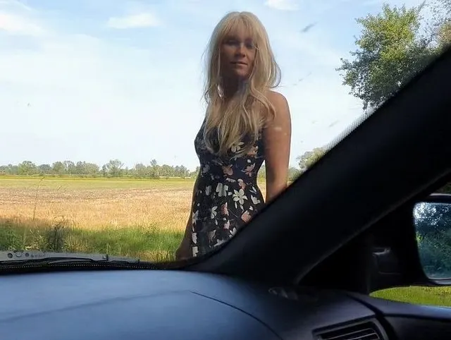 Unschuldige Anhalterin muss Autofahrt mit Blowjob bezahlen und Sperma schlucken!!