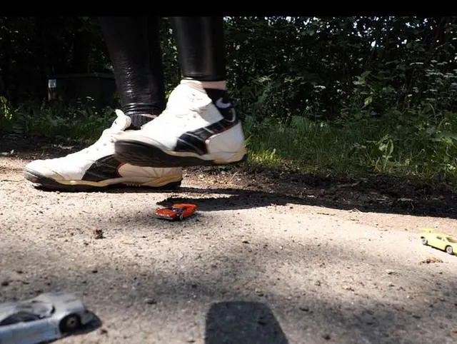 Modellautos zertreten - car crushing - object crushing Userwunschvideo für Tobi