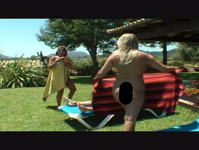 Mallorca einmal anders! Sex zu dritt und der Spanner schaut zu!