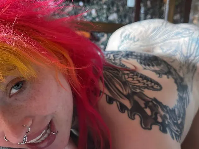 Kurzer Blowjob nach neuem Tatto