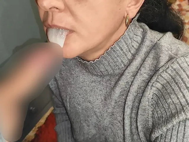 Heiße Ehefrau bläst mit Sperma im Mund