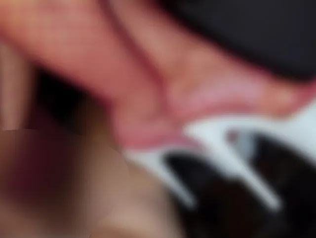 Heiße MILF in High Heels bekommt Sperma in ihre Muschi