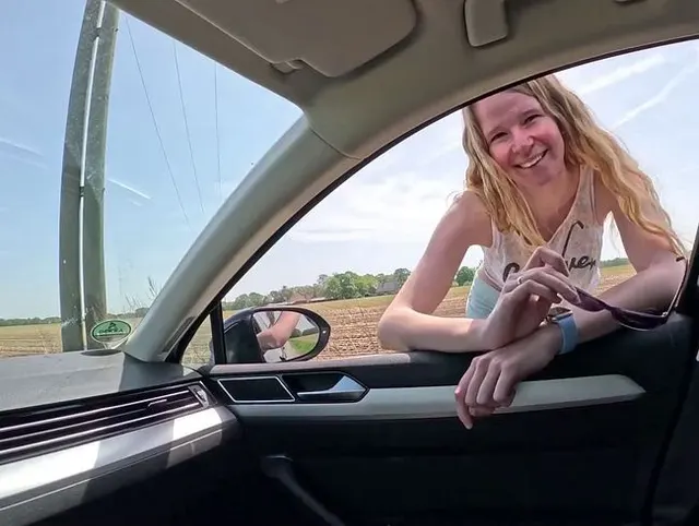 Abgeschleppt mit dem Auto und Outdoorfick im Wald