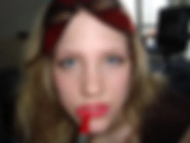 ROTE LIPPEN GESCHMINKT