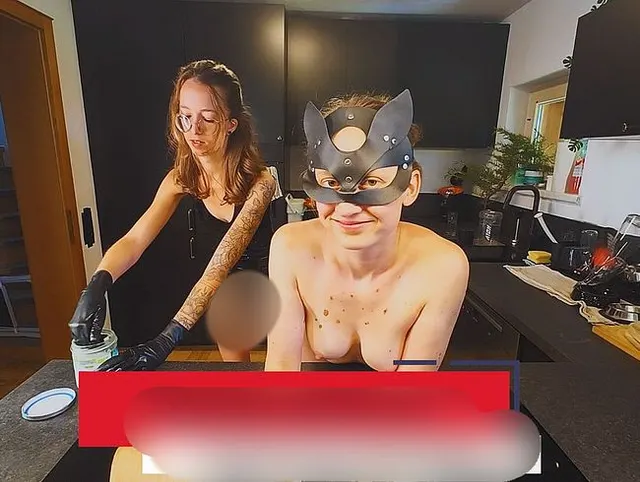 Sauber benutzt mit juli_thegoat in der Küche - Straponfick nach Analfisting (Teil 2)