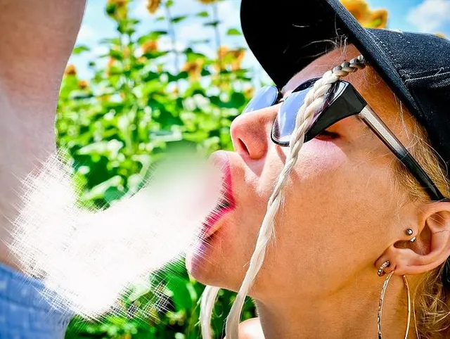 Eine vollbusige Schlampe gab einen Blowjob auf einem Sonnenblumenfeld und bekam Sperma in den Mund