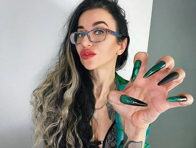 Lange Nägel, necken, Finger lutschen und heiße Handjobs mit Spucke