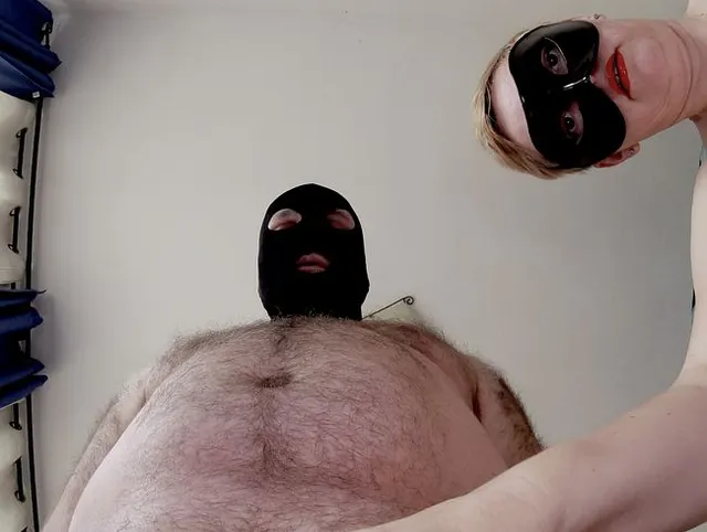 Saugen Sie Schwanz für sie in POV-Domina-Action