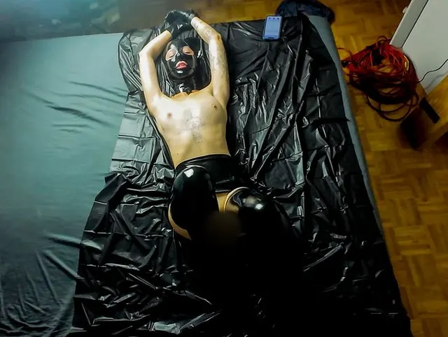Dein Catgirl ist zurück! Latex Strümpfe, Handschuhe und die Catgirlmaske.. Devot und Geil