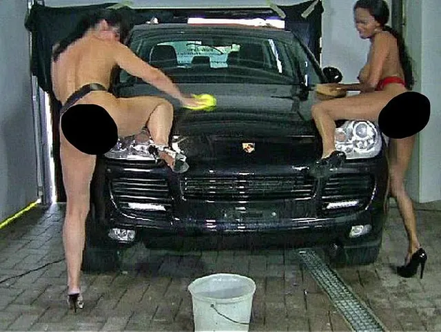 Black & White Ladys beim Autowaschen,  Schwänze, Fotzen waschen