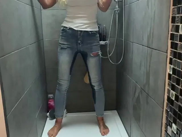 Meine Jeans vollgepisst... wollt ihr mir zusehen wie ich mich voll pisse...