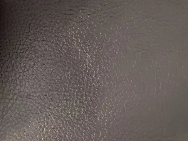 Nylon Füße mit Latexhandschuhen eincremen