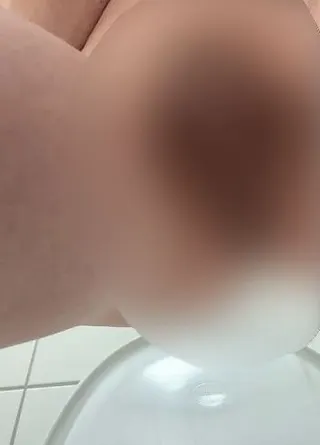 Pissen auf Arbeit, leider war niemand verfügbar, so das es ins Klo musste…