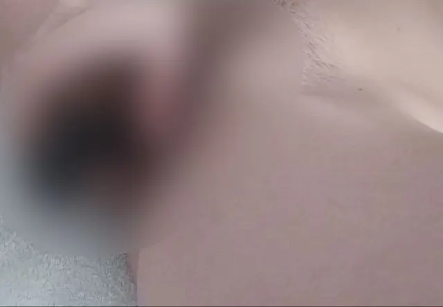 Langsam geht der Dildo rein und raus