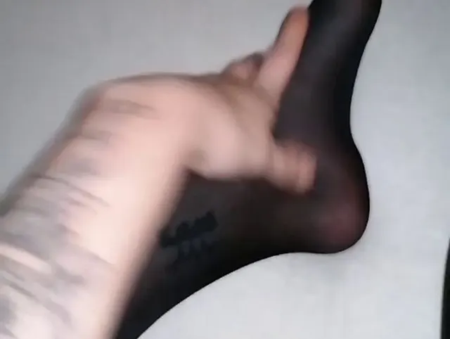 Ich habe schwarze nylons an mit spitze ich fasse mich und meine füse an