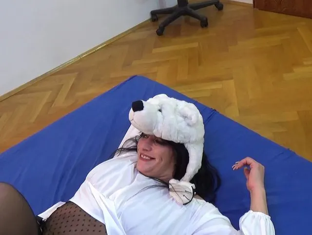 Eisbärin im Amateurpornoclub