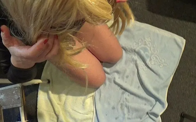 Blonde Milf kriegts ins Gesicht