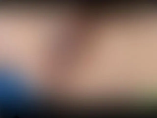 Blaue gepflegte Finger, die großen Kitzler reiben. Haarige rothaarige Muschi hautnah
