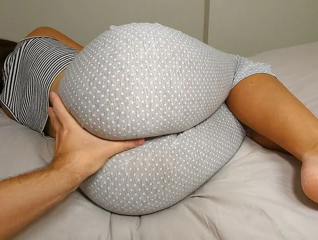 Milf teilt das Bett mit dem Nachbarn, während ihr Mann nicht zu Hause ist