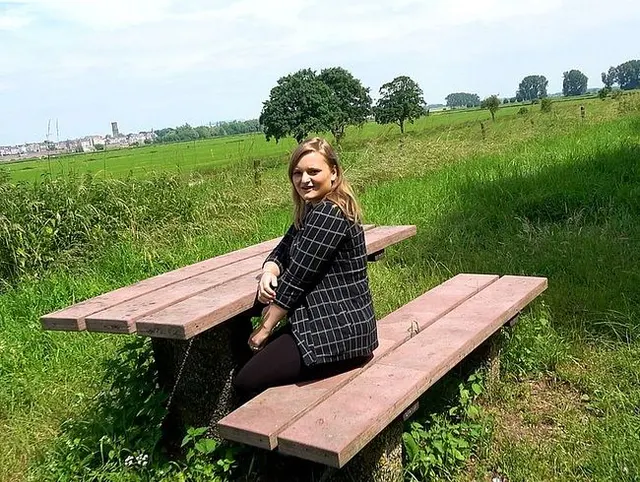 NAIV UND UNSCHULDIG POV-BLOWJOB OUTDOOR - Süße Lina muss Sperma schlucken