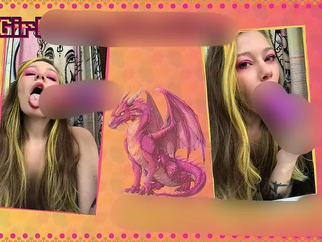 Heißes E-Girl mit gefärbtem Haar lutscht tief einen großen Drachendildo.
