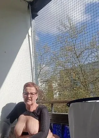 Auf dem Balkon und am Hotelfenster