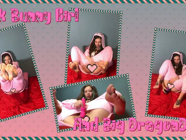 Pink Bunny Girl zeigt ihre weichen Sohlen, ihren Vibrostick und ihren Pussyfick mit einem großen Drachendildo.