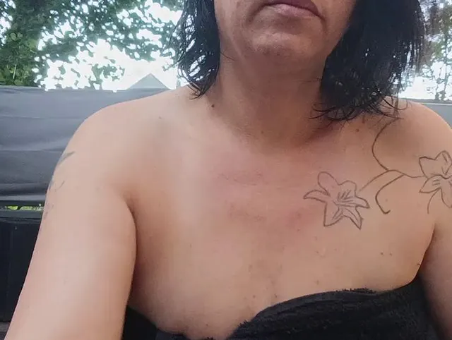 Schön meine Pussy auf meiner Terrasse verwöhnt bis ich komme