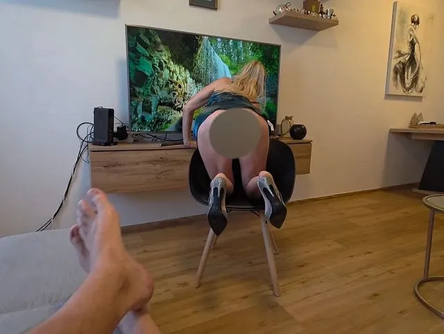 Warte, Schatz. Ich wasche deinen Fernseher. Stiefmutter provoziert Stiefsohn