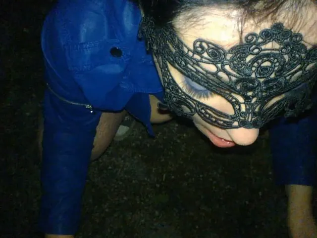 Hure im öffentlichen Park in Lederjacke lutscht, pisst in den Mund, fickt auf der Bank und beendet