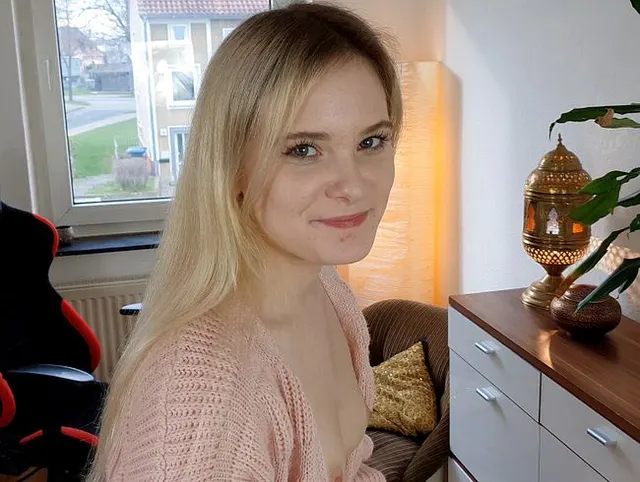 Teenie lässt sich den Arsch aufreißen für Reizwäsche !!