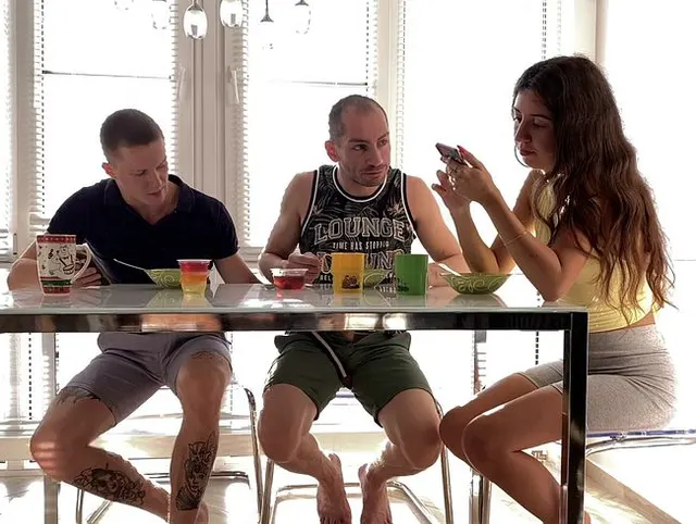 Saugte seinen Freund Schwanz unter den Tisch, bis seine Stiefschwester sieht. Riskanter Blowjob fast erwischt