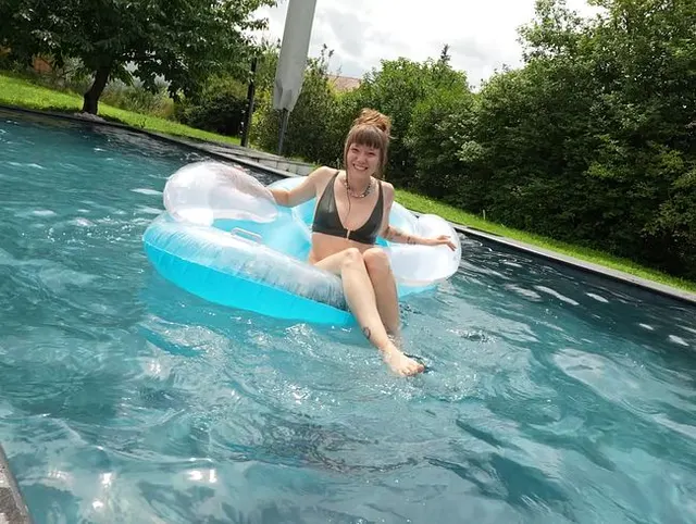 UNCUT - Pool Masturbation im Urlaub !
