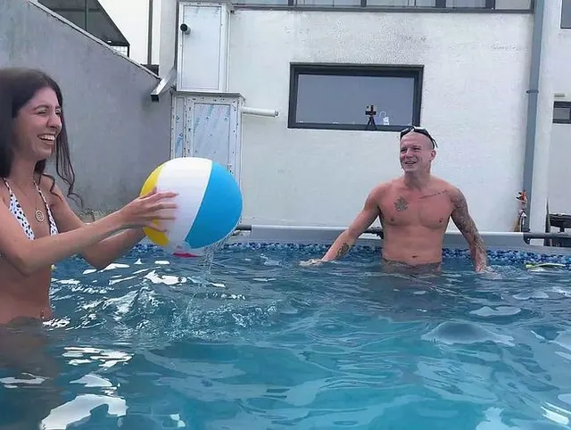 Geile Schlampe wird nach Poolparty von drei Typen gefickt
