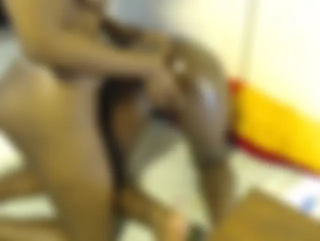 Ich öle den sexy schwarzen Hintern meiner sexy Freundin ein (auf Papas Befehl).