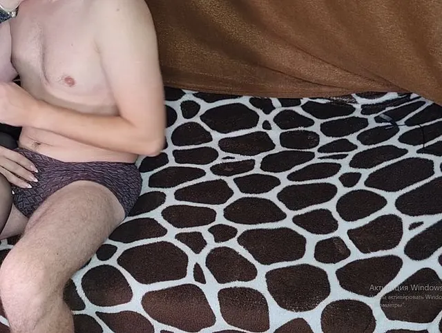 Heiße Frau in einem sexy Outfit und Strümpfen lutscht Schwanz und fickt mit einem Freund
